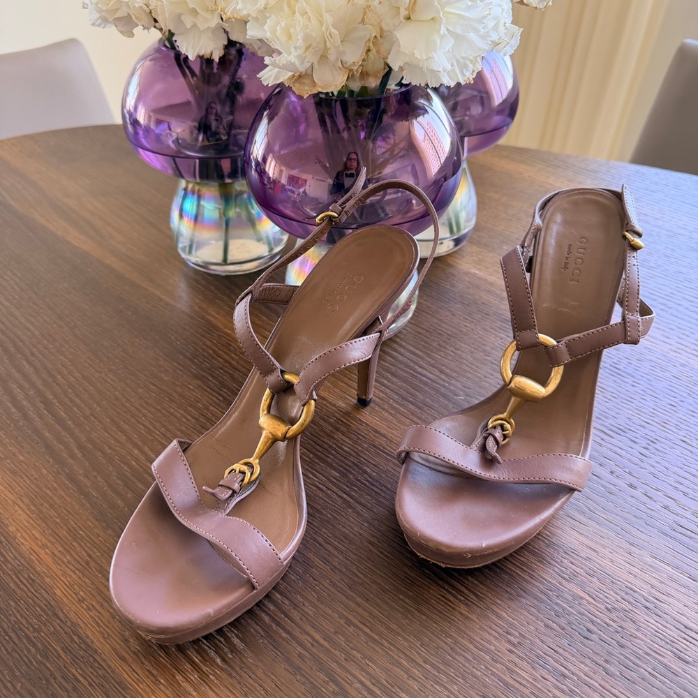 Gucci Women's Mauve Heels with Gold Accents